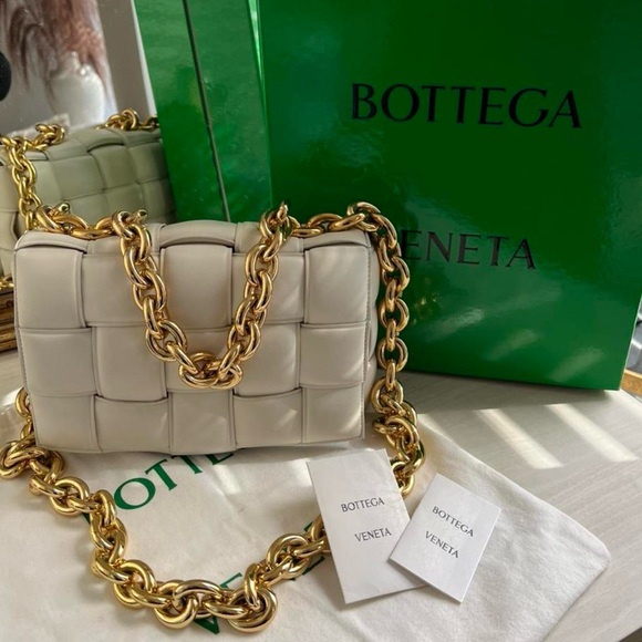 Bottega Veneta Chain Cassette Bag (in the color chalk) - Picture 1 of 4